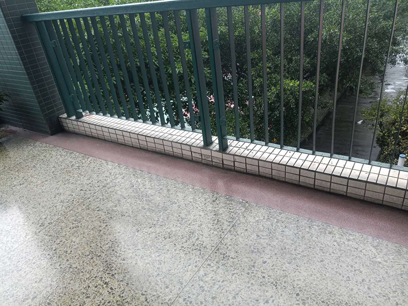 欄桿地磚修補(bǔ)維修：沿瓷磚四周邊緣清除嵌縫白水泥，小心地用小鑿子把破損的瓷磚清理干凈。又不想將四周瓷磚都換下，則可用裁玻璃的刀刻畫瓷磚的中間，將中間那部分瓷磚先鑿下來(lái)，然后用較鋒利的鋼鑿慢慢地將四周邊緣的碎瓷塊修理干凈。 2、瓷磚剝落后，底部的水泥砂漿將用鋼鑿子鑿開，而力不能太重，否則其他完好的瓦片就會(huì)破碎。除塵后，將水應(yīng)用于濕表面。 3、瓷磚瓷磚應(yīng)先浸濕，在瓷磚背面吹一層107膠泥后，，然后用力按壓，并檢查新貼的瓷磚是否與所有圓形瓷磚齊平。 4、新瓷磚的接縫應(yīng)該用白色的水泥漿糊填充，并在瓷磚表面去除多余的水泥漿。