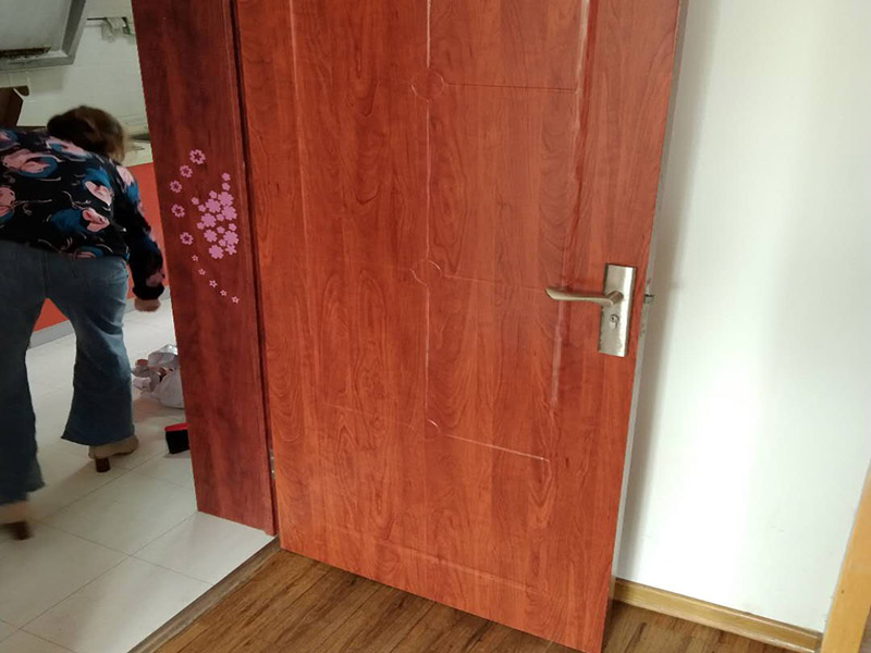 臥室木門維修:1.漆面表面劃傷用一只顏色與家具相同的普通的繪圖用蠟筆，在劃痕上劃一劃，使其與周邊漆面高度相同，再薄薄地涂上一層透明的清漆就可以了；2.油漆剝落修復(fù)，清漆家具表面小塊油漆剝落后可取同色廣告顏料涂補(bǔ)，再用清漆涂在表面，即完好如初3.裂縫填補(bǔ)用油灰和顏料拌勻后嵌入堵平，但要注意顏料要和原油灰的顏料、原油漆色彩一致，以防留下疤跡