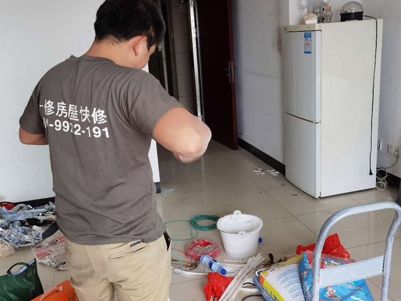 墻面打孔維修:1、 墻體打孔時(shí)要留心來回抽插，不要為了圖速度，留神干粉卡鉆。 2、墻體打孔時(shí)鉆頭一定要穩(wěn)，不要左搖右搖，因?yàn)槟銚u的一起，相當(dāng)于加大鉆頭的摩擦力。 3、不要想一炮終究，下壓時(shí)留心力度，難打時(shí)或下降緩慢時(shí)，一定要拔出鉆頭，調(diào)查是不是有磚頭芯斷在鉆頭內(nèi)。 4、沒有水管或水源時(shí)，最佳不要用把水加在鉆頭里再打這種方法鉆洞，因?yàn)橹恍枭倭康乃脑挘畷?huì)把粉末粘住，構(gòu)成稀泥。增加鉆頭的摩擦力，這時(shí)比干打或水打都艱難。 5、需要注意的是，在進(jìn)行打孔施工之前要找專業(yè)的打孔公司或人員，不夠?qū)I(yè)的技術(shù)人不僅可能對(duì)墻體造成損傷，有可能還會(huì)發(fā)生意外事故，對(duì)業(yè)主的利益造成威脅。而在鉆孔工費(fèi)計(jì)算的時(shí)候，也要與施工方溝通好各個(gè)細(xì)節(jié)，加強(qiáng)監(jiān)督以免遭成追悔莫及的情況。
