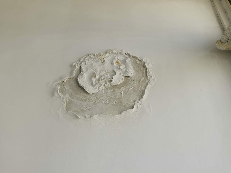墻面空鼓起皮維修：起因可能是：1、抹灰前基層清理不干凈，不同材料的bai墻面連接未按照規(guī)范規(guī)定設(shè)置鋼絲網(wǎng);墻面澆水不透;外墻 粉刷墻面沒有分格或分格過大。 2、原材料質(zhì)量不符合要求(沙粒過細(xì)，含泥量大，水泥安定性不合要求);砂漿未攪拌均勻。 3、幾層凹凸偏差較大，一次抹灰過厚，沒有分層抹灰或各抹灰時間間隔太近;抹灰總厚度大于35mm時未采取加強(qiáng)措施。 4、各層抹灰層配合比相差過大，強(qiáng)度等級較高的水泥砂漿粉刷在強(qiáng)度等級較低的面層或?qū)嵒萆皾{面層上。 5、氣溫過高時，砂漿失水過快;抹灰后未適當(dāng)澆水養(yǎng)護(hù)。