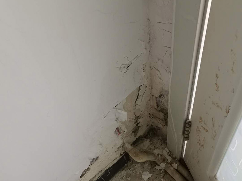 墻面空鼓起皮維修：起因可能是：1、抹灰前基層清理不干凈，不同材料的bai墻面連接未按照規(guī)范規(guī)定設(shè)置鋼絲網(wǎng);墻面澆水不透;外墻 粉刷墻面沒有分格或分格過大。 2、原材料質(zhì)量不符合要求(沙粒過細(xì)，含泥量大，水泥安定性不合要求);砂漿未攪拌均勻。 3、幾層凹凸偏差較大，一次抹灰過厚，沒有分層抹灰或各抹灰時間間隔太近;抹灰總厚度大于35mm時未采取加強(qiáng)措施。 4、各層抹灰層配合比相差過大，強(qiáng)度等級較高的水泥砂漿粉刷在強(qiáng)度等級較低的面層或?qū)嵒萆皾{面層上。 5、氣溫過高時，砂漿失水過快;抹灰后未適當(dāng)澆水養(yǎng)護(hù)。