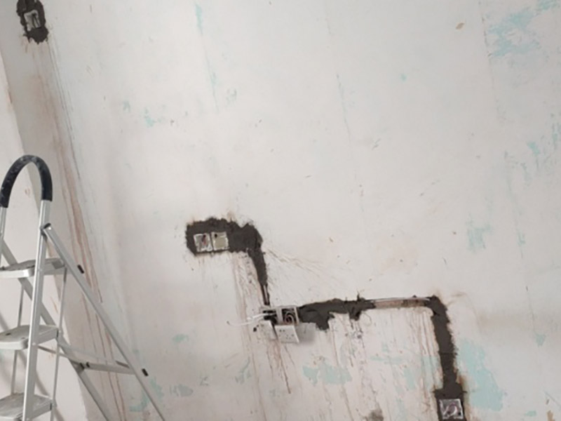 電路改造是重要的隱蔽工程之一，在施工中，電路改造的工序比較復(fù)雜，很容易會(huì)出現(xiàn)一些安全隱患，因此電路改造施工過程必須嚴(yán)格按規(guī)范進(jìn)行。很多朋友在裝修的時(shí)候沒有考慮到入住后的實(shí)際需要，往往對(duì)電線插座的安裝掉以輕心。到了入住就后悔莫及。因此，裝修時(shí)考慮清楚，以免讓電線插座給入住留下裝修遺憾。