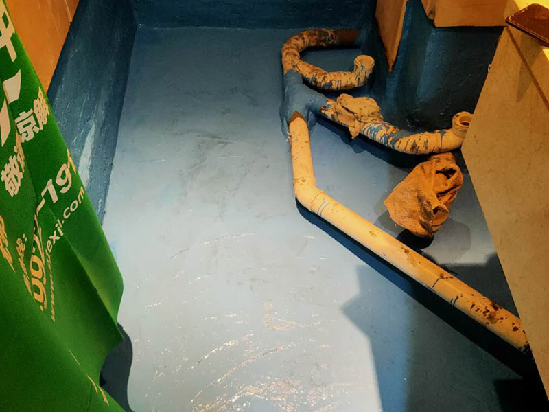 衛(wèi)生間地面防水處理：在進(jìn)行防水處理之前，一定先找平地面，如果地面不平或效果不好，可能造成因防水涂料薄厚不均而導(dǎo)致的開裂滲漏。地漏，墻角，管跟等接縫處要使用高彈性的柔性防水涂刷，因?yàn)樾l(wèi)生間的墻與地面之間的接縫處會(huì)移位最容易滲水。 防水層做好后要留余一定的時(shí)間，讓防水層與建筑更好的融為一體，然后在防水層上做保護(hù)層在鋪地磚，施工過程中，可千萬馬虎不得。要盡量的保護(hù)防水層。 防水是隱蔽工程，后續(xù)的施工也有可能會(huì)破壞防水層，如果地磚已鋪設(shè)完畢，可千萬不要砸地磚，用專業(yè)的補(bǔ)縫防水材料，把所有的縫隙堵住做好防水就好了。也同樣適用于衛(wèi)生間防水層失效后防水工程。