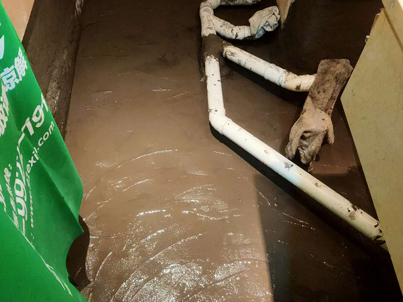 衛(wèi)生間地面防水處理：在進(jìn)行防水處理之前，一定先找平地面，如果地面不平或效果不好，可能造成因防水涂料薄厚不均而導(dǎo)致的開裂滲漏。地漏，墻角，管跟等接縫處要使用高彈性的柔性防水涂刷，因?yàn)樾l(wèi)生間的墻與地面之間的接縫處會(huì)移位最容易滲水。 防水層做好后要留余一定的時(shí)間，讓防水層與建筑更好的融為一體，然后在防水層上做保護(hù)層在鋪地磚，施工過程中，可千萬馬虎不得。要盡量的保護(hù)防水層。 防水是隱蔽工程，后續(xù)的施工也有可能會(huì)破壞防水層，如果地磚已鋪設(shè)完畢，可千萬不要砸地磚，用專業(yè)的補(bǔ)縫防水材料，把所有的縫隙堵住做好防水就好了。也同樣適用于衛(wèi)生間防水層失效后防水工程。