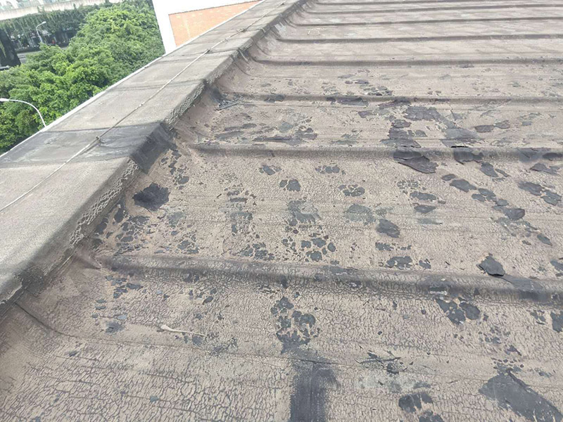 廠房屋頂防水處理：首先，用水泥砂漿找平，同時(shí)做好防水層和保護(hù)層，然后，檢查基層處理并進(jìn)行清理，要求不能有任何雜質(zhì)，且屋面必須保持干燥，否則會(huì)直接影響防水效果，最后，根據(jù)當(dāng)天的施工量配置相應(yīng)的瀝青，并參照從高到低、從遠(yuǎn)到近的順序，開(kāi)始鋪貼屋面防水卷材。
