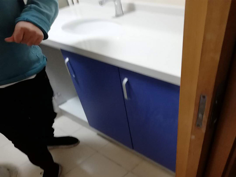 浴室柜裝修安裝:掛墻式浴室柜主柜安裝方法，按柜子掛鐵片的孔位、孔距，量出孔在墻面上的位置。用沖擊鉆在墻面上打孔，再用已有的爆炸螺絲把柜子安裝在墻上。還有用水平尺測量柜子是否安裝水平，再把臺(tái)面盆放在柜子上面。浴室柜一般距離地面的高度是80cm-85cm，根據(jù)使用人的身高和習(xí)慣可以略做調(diào)節(jié)。