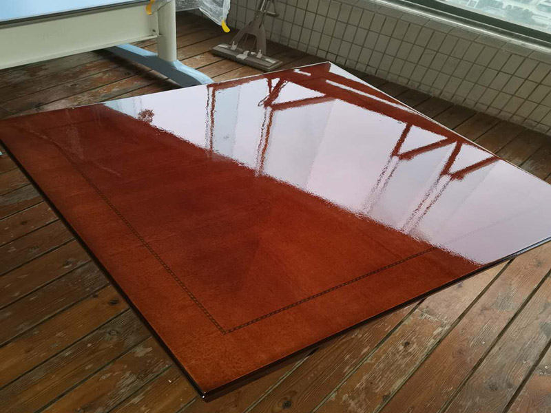 家具打蠟維修：首先要去除家具表面的灰塵，在打掃灰塵時(shí)，一定要用兩塊潔凈的棉布，一是潤(rùn)濕的，二是干的。先用潤(rùn)濕的棉布將其表面干凈，再用干的棉布將那些水漬擦干?；覊m一定要弄干凈，不然在上蠟時(shí)，有灰塵會(huì)加大棉布與木質(zhì)家具之間的摩擦，將其表面損壞。 家具若是以前上過(guò)蠟的，先將原蠟去除。在去除時(shí)一定要小心，應(yīng)該用用溫性的清潔劑或者淡淡的非堿性肥皂水，將表面擦拭干凈，尤其要注意家具的一些縫隙要講它們的灰塵處理干凈，還有一些表面有一點(diǎn)損壞的，一定要小心再小心的處理，不然再次上蠟后會(huì)影響他的光澤度。