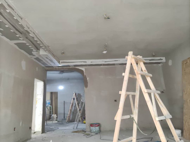 客廳吊頂造型施工：在客廳四周做吊頂，中間不做吊頂。這種吊頂可用木材夾板成型，設(shè)計成各種形狀，在配以射燈或筒燈，在不吊頂?shù)闹虚g不分配上新穎的吸頂燈。這樣會在視覺上增加視覺的層高，教適合于大空間的客廳。將客廳四周的吊頂做厚，而中間部分作薄，從而形成兩個明顯的層次。 確定吊頂區(qū)域,在相鄰墻面彈出水平線，畫龍骨固定線，頂面打空,栽內(nèi)漲絲,旋緊鍍鋅吊掛傳絲，架設(shè)輕鋼龍骨，用防銹自功釘固定石膏板并留出筒燈安裝點位，在石膏板銜接處預(yù)留8-10mm空隙,充填石膏外貼牛皮紙，用防銹漆將所有釘眼涂。