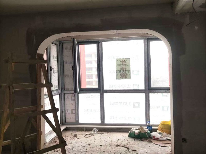 客廳吊頂造型施工：在客廳四周做吊頂，中間不做吊頂。這種吊頂可用木材夾板成型，設(shè)計成各種形狀，在配以射燈或筒燈，在不吊頂?shù)闹虚g不分配上新穎的吸頂燈。這樣會在視覺上增加視覺的層高，教適合于大空間的客廳。將客廳四周的吊頂做厚，而中間部分作薄，從而形成兩個明顯的層次。 確定吊頂區(qū)域,在相鄰墻面彈出水平線，畫龍骨固定線，頂面打空,栽內(nèi)漲絲,旋緊鍍鋅吊掛傳絲，架設(shè)輕鋼龍骨，用防銹自功釘固定石膏板并留出筒燈安裝點位，在石膏板銜接處預(yù)留8-10mm空隙,充填石膏外貼牛皮紙，用防銹漆將所有釘眼涂。