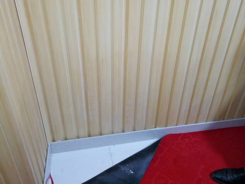 墻內(nèi)水管漏水檢測(cè)：首先，可以通過(guò)尋管儀確定管道的確切位置，其次，保持一直不要用水，先看一下水表，記下數(shù)字，過(guò)會(huì)再去看水表，觀察是否漏水把水閘關(guān)掉，把水放干。找一根水管向地漏沖水，看樓下會(huì)不會(huì)漏水堵住地漏，在衛(wèi)生間放較多水，一會(huì)兒后，觀察樓下會(huì)不會(huì)漏水，如果進(jìn)水管和排水管正常，但防水層漏水測(cè)試發(fā)現(xiàn)樓下漏水，那就是防水層漏水，找到漏水處后，先關(guān)閉閥門、截?cái)嗨春?，將水龍頭打開(kāi)至適當(dāng)位置，然后用專用膠布捆住漏水的部位。