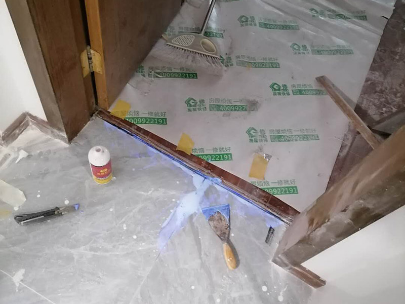 局部瓷磚空鼓維修：先把拱起的瓷磚與其他瓷磚之間的接縫用切割機(jī)鋸開(切割時(shí)會(huì)有很大的粉塵，所以需要不停地往切割機(jī)里加水)，要很小心地把瓷磚掀起，動(dòng)作一定要輕，否則容易造成瓷磚破裂。 把粘在瓷磚邊上的水泥砂漿全部刮掉。處理磚下的水泥層，刨掉1-2厘米，清理干凈。 均勻涂上一層混合水泥砂漿。水泥黃沙比例為：墻磚1：3，地磚：1：2——3，水泥的水泥標(biāo)號(hào)為32.5號(hào)水泥。此外，如果使用的是白水泥，一定要采用108膠，這樣可以使水泥與地磚之間緊密黏合。 把清理好的瓷磚重新鋪好，壓平，等水泥徹底干透后再使用填縫機(jī)加固，從而避免地磚上翹、開裂的現(xiàn)象。