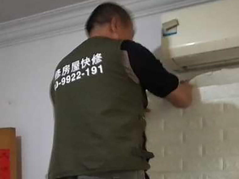 墻面裝飾拆除：1、舊墻皮鏟除 2、墻面清理，檢查是否有孔洞、油污、不平整的地方，如有需要，先修補然后施工。 3、批刮膩子，選用較好的墻襯一類的防水膩子，一般為2遍，第一遍批刮后1小時表干后打磨平整。 4、批刮第二遍膩子，干燥后打磨，注意選用600目以上砂紙，否則墻面刮痕會嚴重。 5、用200瓦的大燈泡靠近墻面檢查是否有不平整或砂眼，如有局部修補。 6、用干凈毛巾徹底清理墻面灰塵，用吸塵器清理干凈。 7、調(diào)配膠漆底漆，選用較好的羊毛刷或使用噴涂方式施工。 8、按次序涂刷1遍底漆，2遍面漆，每遍中間間隔要在1小時以上。 9、涂刷完成后，養(yǎng)護7-14天，不要拿手摸漆面。 10、7-14天后，養(yǎng)護完成。
