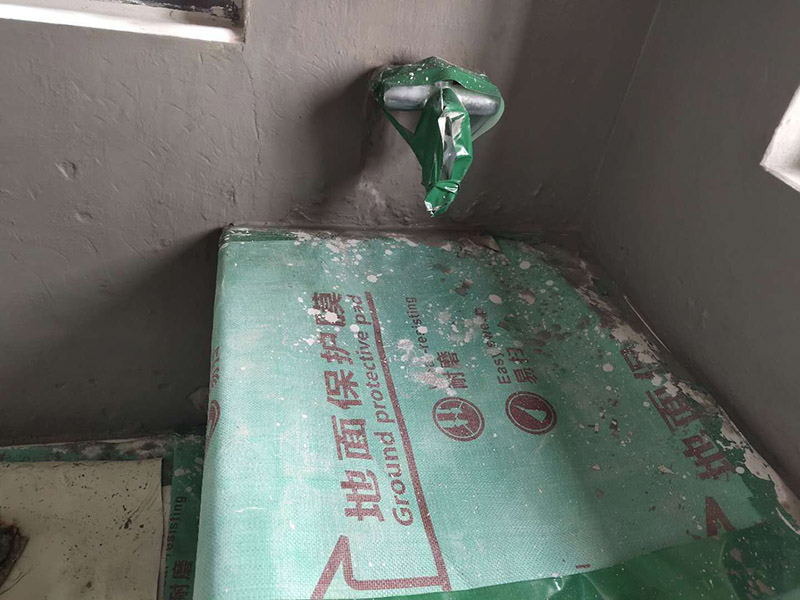 衛(wèi)生間防水處理：首先就要把衛(wèi)生間的地平面整平，地面不平，在涂刷防水涂料的時候就可能會涂不均勻，又或是地面因為不平而容易裂開，這即使是涂了防水涂料上去也會隨著地面裂開。 衛(wèi)生間的墻面上也需要做防水處理，一般都是自地平面向上在墻面上涂刷30cm，這是為了不讓積水滲透到墻面里形成返潮；不過有許多家庭都會使用淋浴房，在這一塊區(qū)就需要把防水涂料涂刷到180cm，這樣噴頭的水就不容易滲入墻內(nèi)；如果是浴缸，那就把高度涂高到浴缸之上30cm。 防水層涂刷好后，需要涼一定的時間。這樣是為了讓防水層與墻面更好地融合在一起，以防止在之后的施工中對防水層造成破壞，這點在之后的鋪地磚過程中猶其是要注意。 在墻與地面相接處，也包括角落部分，還有管與建筑效接處，這幾個地方就要用高彈性的柔性防水涂料，這幾個地方要特別注意，會漏水的地方經(jīng)常是這幾個地方。