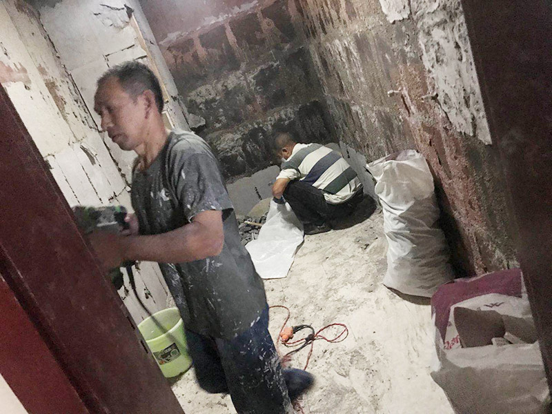 廚房拆除重裝施工：拆除舊廚房是工程中的第一項(xiàng)，將情墻面和地面上原有的瓷磚全部砸掉，不要只砸掉一半或一部分，以免后面在鋪貼時(shí)有縫隙。拆除吊頂、廚具和燈具，需按照一定的流程拆除。如果想要重新將廚房整頓一下，那么就將廚房的一切原有的都拆除掉。水路和電路的設(shè)計(jì)都是很隱藏的，一般都會(huì)做成暗管，隱藏在墻面或地面下，既美觀又不影響使用。做防水是必要的步驟，當(dāng)抹平的水泥完全干透后，要在上面涂抹2-3遍的防水涂料。防水涂料完全干透后，要做防水實(shí)驗(yàn)。貼磚時(shí)避免直接站在防水層上，以免踩壞防水層。貼磚工人要站在做完防水處理后的地面上進(jìn)行鋪貼瓷磚。貼瓷磚時(shí)要防止出現(xiàn)空鼓和參差不齊的現(xiàn)象。瓷磚和地磚鋪貼完成后，就要按照流程安裝其他家具，比如櫥柜、吊頂和燈具等等。