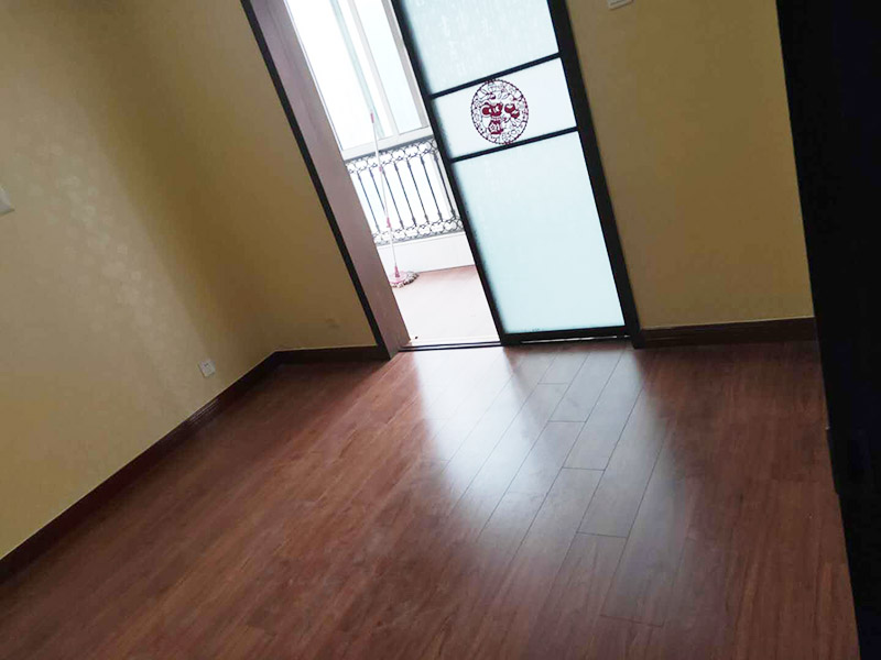 全屋地板換新服務(wù)：鋪地板前都要做一件事，就是清理施工現(xiàn)場，將地面的垃圾清掃干凈，特別是角落要注意清潔干凈，做到無塵無污染。清潔往后開始做地面找平工作，其地面的水平要保持在2mm的誤差內(nèi)，超過的話就必須要做找平了，否則地板鋪好后腳感也會不好的。鋪地板前還需要先將地板進(jìn)行預(yù)鋪，主要是因?yàn)榈匕迨清e落安裝的，預(yù)鋪一下，根據(jù)室內(nèi)尺寸進(jìn)行，肯定是有部分地板需要一分為二，預(yù)鋪后根據(jù)尺寸來鋸，可以避免地板損耗。地板有一定的膨脹率，因此鋪裝前要在其與墻面接觸的部位預(yù)留膨脹縫，以免地板起鼓，膨脹縫的大小一般和地板的膨脹系數(shù)有關(guān)系。