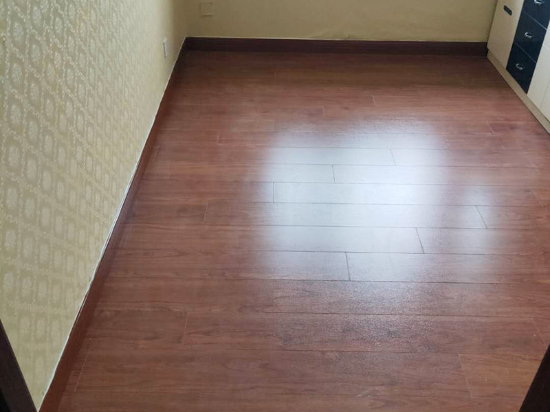 全屋地板換新服務(wù)：鋪地板前都要做一件事，就是清理施工現(xiàn)場，將地面的垃圾清掃干凈，特別是角落要注意清潔干凈，做到無塵無污染。清潔往后開始做地面找平工作，其地面的水平要保持在2mm的誤差內(nèi)，超過的話就必須要做找平了，否則地板鋪好后腳感也會不好的。鋪地板前還需要先將地板進(jìn)行預(yù)鋪，主要是因?yàn)榈匕迨清e落安裝的，預(yù)鋪一下，根據(jù)室內(nèi)尺寸進(jìn)行，肯定是有部分地板需要一分為二，預(yù)鋪后根據(jù)尺寸來鋸，可以避免地板損耗。地板有一定的膨脹率，因此鋪裝前要在其與墻面接觸的部位預(yù)留膨脹縫，以免地板起鼓，膨脹縫的大小一般和地板的膨脹系數(shù)有關(guān)系。