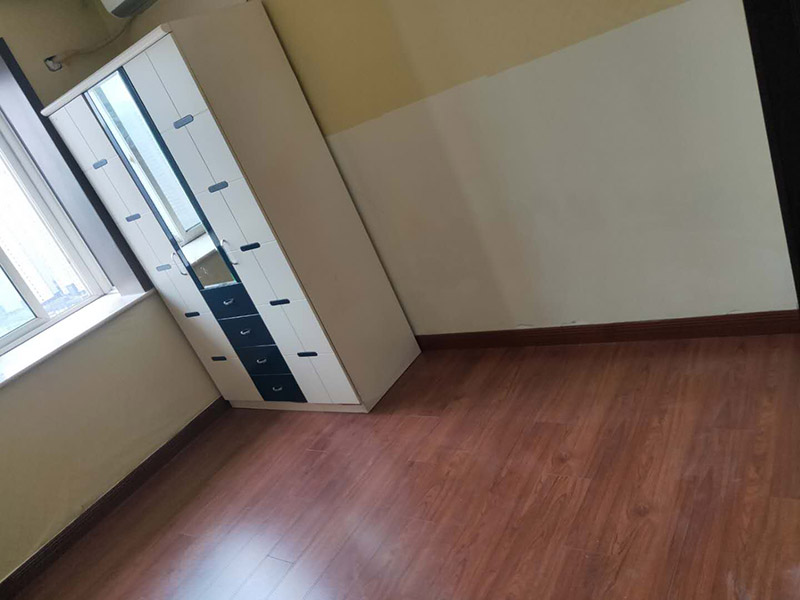 全屋地板換新服務(wù)：鋪地板前都要做一件事，就是清理施工現(xiàn)場，將地面的垃圾清掃干凈，特別是角落要注意清潔干凈，做到無塵無污染。清潔往后開始做地面找平工作，其地面的水平要保持在2mm的誤差內(nèi)，超過的話就必須要做找平了，否則地板鋪好后腳感也會不好的。鋪地板前還需要先將地板進(jìn)行預(yù)鋪，主要是因?yàn)榈匕迨清e落安裝的，預(yù)鋪一下，根據(jù)室內(nèi)尺寸進(jìn)行，肯定是有部分地板需要一分為二，預(yù)鋪后根據(jù)尺寸來鋸，可以避免地板損耗。地板有一定的膨脹率，因此鋪裝前要在其與墻面接觸的部位預(yù)留膨脹縫，以免地板起鼓，膨脹縫的大小一般和地板的膨脹系數(shù)有關(guān)系。