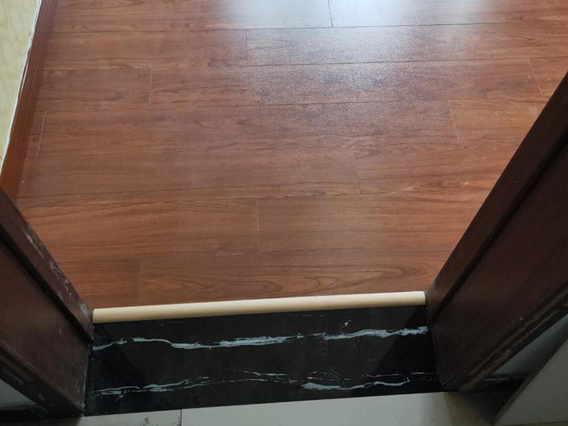 全屋地板換新服務(wù)：鋪地板前都要做一件事，就是清理施工現(xiàn)場，將地面的垃圾清掃干凈，特別是角落要注意清潔干凈，做到無塵無污染。清潔往后開始做地面找平工作，其地面的水平要保持在2mm的誤差內(nèi)，超過的話就必須要做找平了，否則地板鋪好后腳感也會不好的。鋪地板前還需要先將地板進(jìn)行預(yù)鋪，主要是因?yàn)榈匕迨清e落安裝的，預(yù)鋪一下，根據(jù)室內(nèi)尺寸進(jìn)行，肯定是有部分地板需要一分為二，預(yù)鋪后根據(jù)尺寸來鋸，可以避免地板損耗。地板有一定的膨脹率，因此鋪裝前要在其與墻面接觸的部位預(yù)留膨脹縫，以免地板起鼓，膨脹縫的大小一般和地板的膨脹系數(shù)有關(guān)系。