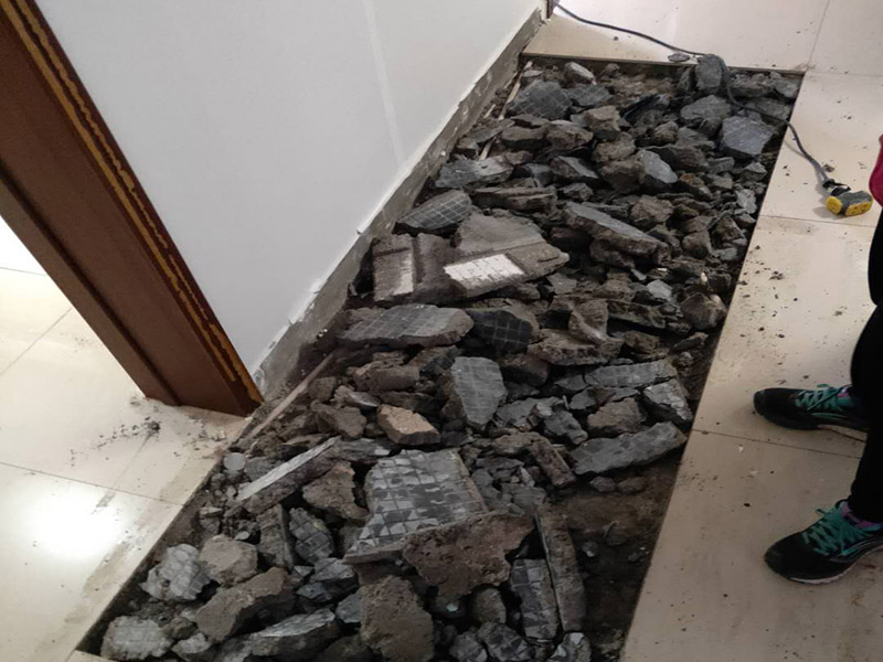 全屋瓷磚拆除施工:首先要撬開大門口的那塊地磚，因為那塊地du磚是有一邊露在外面的所以比較容易撬開。再用扁的鑿子一片一片的往里撬，如果水泥砂漿做的不是特別牢固的話可以直接用錘子把扁撬敲擊地磚和水泥地中間的縫隙。