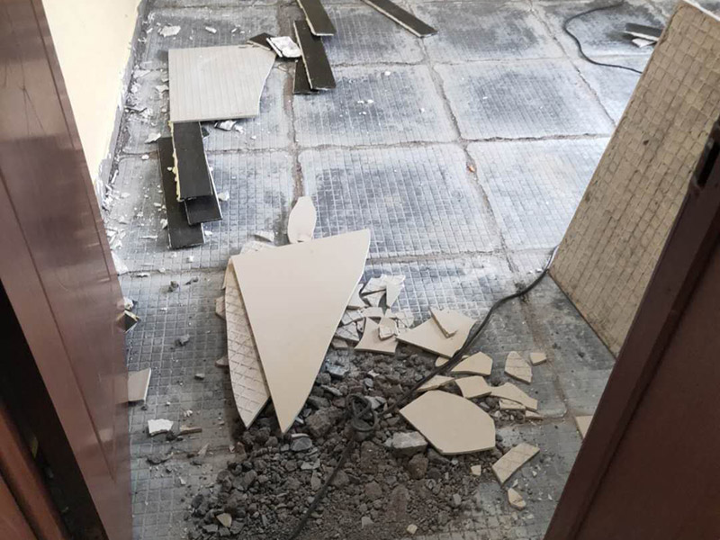 全屋瓷磚拆除施工:首先要撬開大門口的那塊地磚，因為那塊地du磚是有一邊露在外面的所以比較容易撬開。再用扁的鑿子一片一片的往里撬，如果水泥砂漿做的不是特別牢固的話可以直接用錘子把扁撬敲擊地磚和水泥地中間的縫隙。
