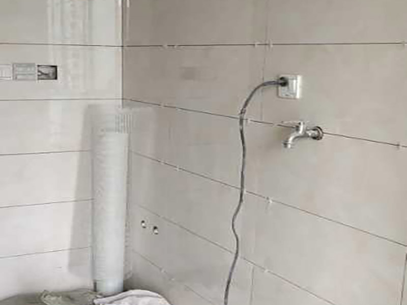 浴室瓷磚鋪貼裝修：在鋪貼瓷磚前，要先把還沒涂抹水泥的地磚鋪在地上，并敲平，然后在地磚上涂滿水泥，鋪在地面，鋪地磚的過(guò)程中要對(duì)齊四塊磚的對(duì)角位置。  另外，在鋪貼瓷磚時(shí)也要講究鋪貼順序，在鋪地磚時(shí)應(yīng)從內(nèi)向外貼，有坡度或地漏的地方，要注意排水方向找坡，而墻面磚應(yīng)從下往上貼，底層的瓷磚要最后貼，這樣鋪貼出來(lái)才美觀，鋪完地磚后還要壓地磚。 瓷磚鋪貼像是用膠水把兩個(gè)東西粘貼在一起，如果物體表面有臟東西的話，粘貼就不會(huì)很牢固，因此在鋪貼瓷磚前我們要先清理浴室的墻面和地面。如果墻面本身有裂痕，也要先進(jìn)行處理再鋪貼瓷磚；而地面有不平或不直的地方也要先進(jìn)行找平處理，這樣貼出來(lái)的瓷磚才比較完美。