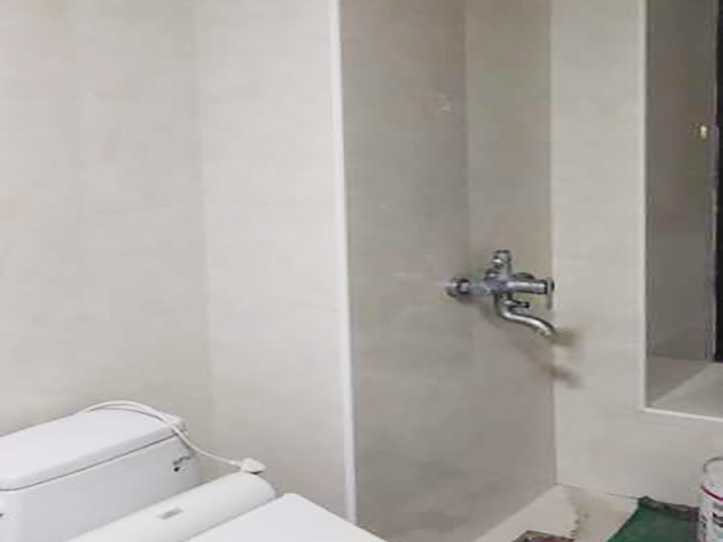 浴室瓷磚鋪貼裝修：在鋪貼瓷磚前，要先把還沒涂抹水泥的地磚鋪在地上，并敲平，然后在地磚上涂滿水泥，鋪在地面，鋪地磚的過(guò)程中要對(duì)齊四塊磚的對(duì)角位置。  另外，在鋪貼瓷磚時(shí)也要講究鋪貼順序，在鋪地磚時(shí)應(yīng)從內(nèi)向外貼，有坡度或地漏的地方，要注意排水方向找坡，而墻面磚應(yīng)從下往上貼，底層的瓷磚要最后貼，這樣鋪貼出來(lái)才美觀，鋪完地磚后還要壓地磚。 瓷磚鋪貼像是用膠水把兩個(gè)東西粘貼在一起，如果物體表面有臟東西的話，粘貼就不會(huì)很牢固，因此在鋪貼瓷磚前我們要先清理浴室的墻面和地面。如果墻面本身有裂痕，也要先進(jìn)行處理再鋪貼瓷磚；而地面有不平或不直的地方也要先進(jìn)行找平處理，這樣貼出來(lái)的瓷磚才比較完美。