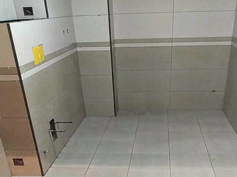 衛(wèi)生間裝修翻新:為了讓翻新后的衛(wèi)生間能給家人帶來更加的便利，首先要咨詢家里人的意見和使用習慣，如果家里有老人和小孩的話，防滑設施一定要到位。要全面分析戶型平面圖，使得對衛(wèi)生間的尺寸和排水位置等有一個大體的了解，然后在根據(jù)衛(wèi)生間的大小來安排好衛(wèi)生間設備的位置。如果原來的墻磚和地面很老舊的話，可以考慮把墻磚和地面打掉，然后在鋪貼新磚。這里要注意的是鋪貼新磚之前一定要對衛(wèi)生間做好防水。