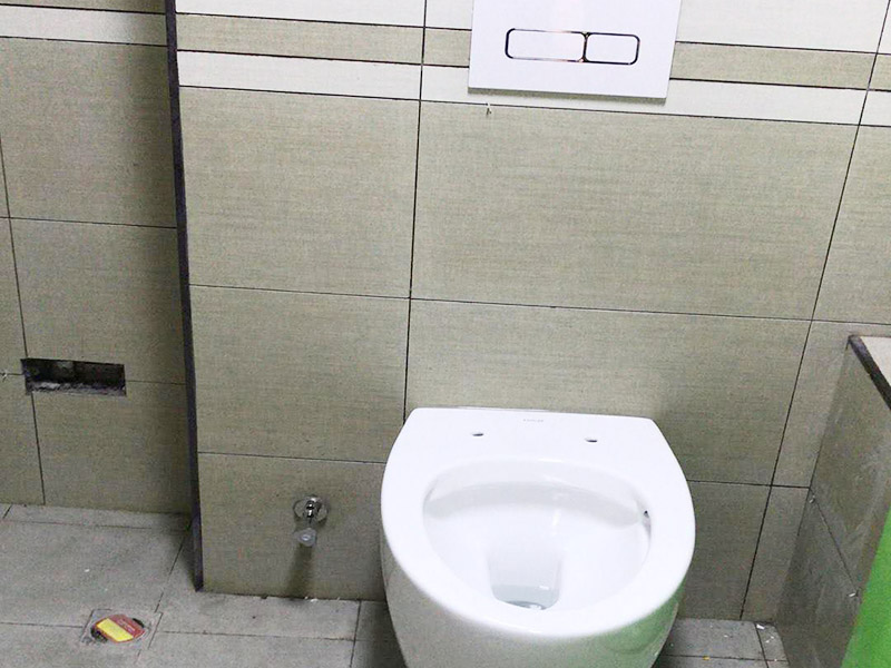 衛(wèi)生間裝修翻新:為了讓翻新后的衛(wèi)生間能給家人帶來更加的便利，首先要咨詢家里人的意見和使用習慣，如果家里有老人和小孩的話，防滑設施一定要到位。要全面分析戶型平面圖，使得對衛(wèi)生間的尺寸和排水位置等有一個大體的了解，然后在根據(jù)衛(wèi)生間的大小來安排好衛(wèi)生間設備的位置。如果原來的墻磚和地面很老舊的話，可以考慮把墻磚和地面打掉，然后在鋪貼新磚。這里要注意的是鋪貼新磚之前一定要對衛(wèi)生間做好防水。