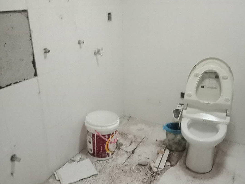 衛(wèi)生間裝修翻新:為了讓翻新后的衛(wèi)生間能給家人帶來更加的便利，首先要咨詢家里人的意見和使用習慣，如果家里有老人和小孩的話，防滑設施一定要到位。要全面分析戶型平面圖，使得對衛(wèi)生間的尺寸和排水位置等有一個大體的了解，然后在根據(jù)衛(wèi)生間的大小來安排好衛(wèi)生間設備的位置。如果原來的墻磚和地面很老舊的話，可以考慮把墻磚和地面打掉，然后在鋪貼新磚。這里要注意的是鋪貼新磚之前一定要對衛(wèi)生間做好防水。