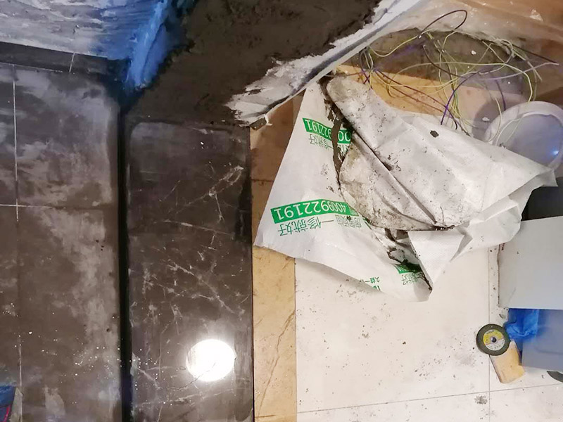 廚房局部改造：防水主要是要確保洗菜盆的位置和地面的傾角。前者最關鍵是做好接口的防水。用夾板做的櫥柜受水后通通氣就行了，但組合式的櫥柜受水后就會膨脹，致使其后表面防火板層脫離。因而櫥柜的座地部分一定要做10公分的磚臺，防水最有效。 舊廚房的內部結構相對要復雜一些。不僅是要請裝修公司對廚房進行丈量，還需要看看各種管道原來的位置是否合適，如果不合適則需要進行改動，則裝修公司會出一份廚房改造圖紙交給施工隊，由施工隊按圖紙進行必要的改造。
