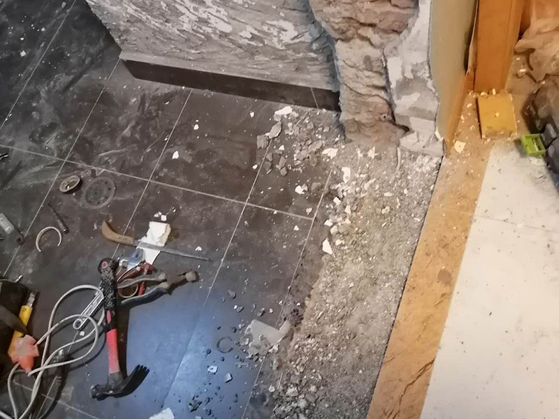 廚房局部改造：防水主要是要確保洗菜盆的位置和地面的傾角。前者最關鍵是做好接口的防水。用夾板做的櫥柜受水后通通氣就行了，但組合式的櫥柜受水后就會膨脹，致使其后表面防火板層脫離。因而櫥柜的座地部分一定要做10公分的磚臺，防水最有效。 舊廚房的內部結構相對要復雜一些。不僅是要請裝修公司對廚房進行丈量，還需要看看各種管道原來的位置是否合適，如果不合適則需要進行改動，則裝修公司會出一份廚房改造圖紙交給施工隊，由施工隊按圖紙進行必要的改造。