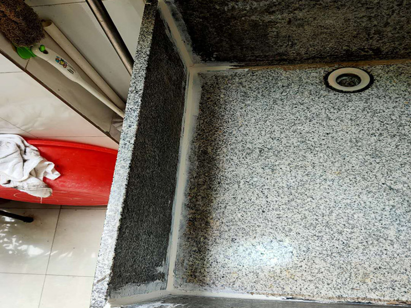 水池漏水打膠：1、將水池放好后，用筆沿著盆四邊畫一圈，然后把水池取上來；沿著畫的線打一圈玻璃膠，打好后把盆放下去壓一下，把多出來的膠用刮板刮掉就可以了。 2、玻璃膠可以換成密封條，密封條也具有防水的作用。密封條是硅膠制成，和玻璃膠的成分大體相同，防水的效果是完全相同的。