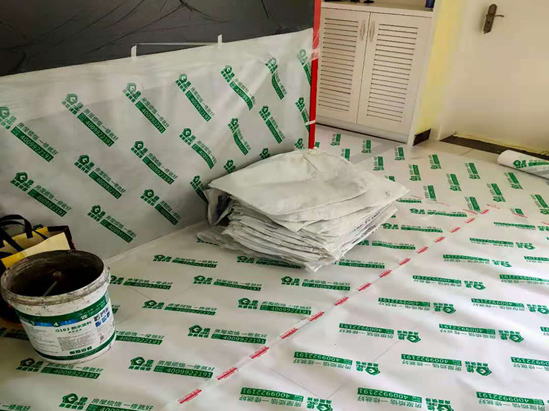 走廊過道成品保護：各種裝修物料的進場以及各種建筑裝修垃圾的清理，都會經過入戶門，這些物品在搬運的過程中，與入戶門發(fā)生磕碰、摩擦的機率大大增加，所以，第一個需要做好成品保護的地方就是我們的入戶門。建議：在裝修開工前直到家具進場期間，都需要對入戶門進行保護！對于這一點，可以使用成品保護膜將門包裹。
