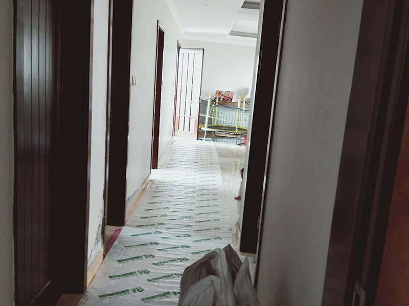 走廊過道成品保護：各種裝修物料的進場以及各種建筑裝修垃圾的清理，都會經過入戶門，這些物品在搬運的過程中，與入戶門發(fā)生磕碰、摩擦的機率大大增加，所以，第一個需要做好成品保護的地方就是我們的入戶門。建議：在裝修開工前直到家具進場期間，都需要對入戶門進行保護！對于這一點，可以使用成品保護膜將門包裹。