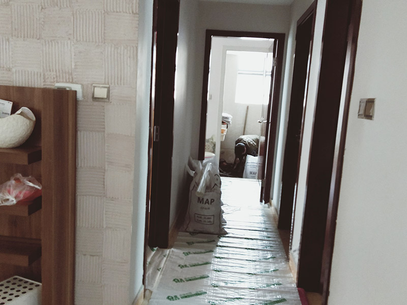 走廊過道成品保護：各種裝修物料的進場以及各種建筑裝修垃圾的清理，都會經過入戶門，這些物品在搬運的過程中，與入戶門發(fā)生磕碰、摩擦的機率大大增加，所以，第一個需要做好成品保護的地方就是我們的入戶門。建議：在裝修開工前直到家具進場期間，都需要對入戶門進行保護！對于這一點，可以使用成品保護膜將門包裹。