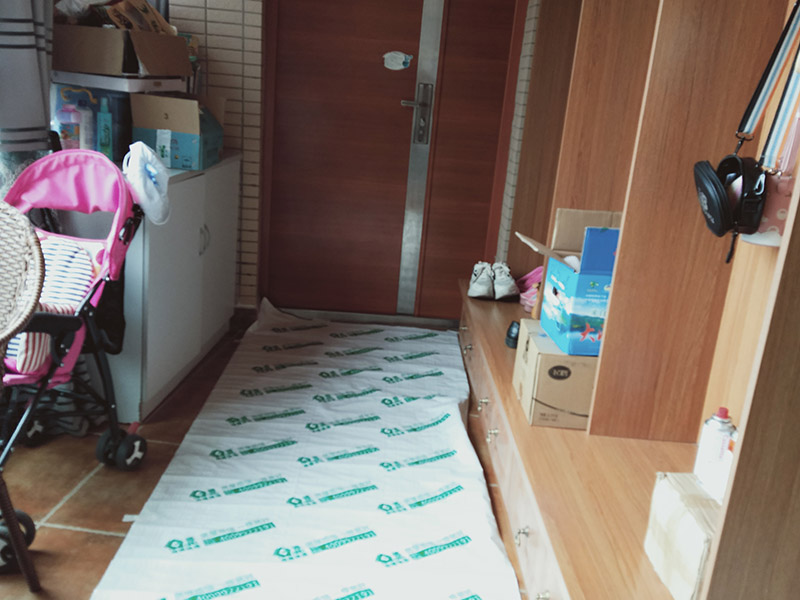 走廊過道成品保護：各種裝修物料的進場以及各種建筑裝修垃圾的清理，都會經過入戶門，這些物品在搬運的過程中，與入戶門發(fā)生磕碰、摩擦的機率大大增加，所以，第一個需要做好成品保護的地方就是我們的入戶門。建議：在裝修開工前直到家具進場期間，都需要對入戶門進行保護！對于這一點，可以使用成品保護膜將門包裹。