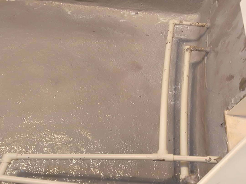衛(wèi)生間防水案例1、基層處理：基層處理是衛(wèi)生間做防水的基礎(chǔ)工作，要找平地面，確保地面的平整干凈。如果地面有縫隙或者不平整的情況，后期可能會(huì)造成漏水等問(wèn)題。 2、鋪貼涂料：鋪貼涂料時(shí)要做到用力均勻，不能漏刷、缺刷，避免脫落、開(kāi)裂等，過(guò)于干燥的季節(jié)也不適宜做防水。涂刷的厚度小于1毫米比較好。 3、鋪保護(hù)層：做完防水涂層后一定要涂上表面防護(hù)涂料，對(duì)內(nèi)部材料起到保護(hù)的作用。鋪保護(hù)層與鋪防水涂料一樣要做到均勻、無(wú)裂痕、不脫落。 4、閉水試驗(yàn)：閉水實(shí)驗(yàn)是衛(wèi)生間做防水的最后一步，對(duì)防水施工進(jìn)行檢查。在防水層徹底干透后，在衛(wèi)生間蓄水24小時(shí)以上，看是否有漏水等現(xiàn)象。