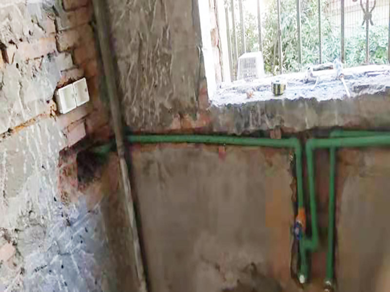 廚房水管暗管鋪設:衛(wèi)生間的水管裝置前定要遵從合理步驟，一般首要和師傅參議水路的詳細走向，二是用電錘把卡子固定到墻上，三是開端用專業(yè)的熱溶機對管子進行熱熔銜接，四是用試壓泵對整個管線進行打壓測試，五是整理現(xiàn)場。