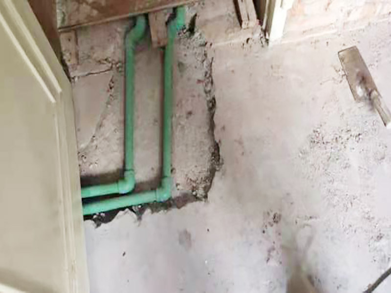 廚房水管暗管鋪設:衛(wèi)生間的水管裝置前定要遵從合理步驟，一般首要和師傅參議水路的詳細走向，二是用電錘把卡子固定到墻上，三是開端用專業(yè)的熱溶機對管子進行熱熔銜接，四是用試壓泵對整個管線進行打壓測試，五是整理現(xiàn)場。