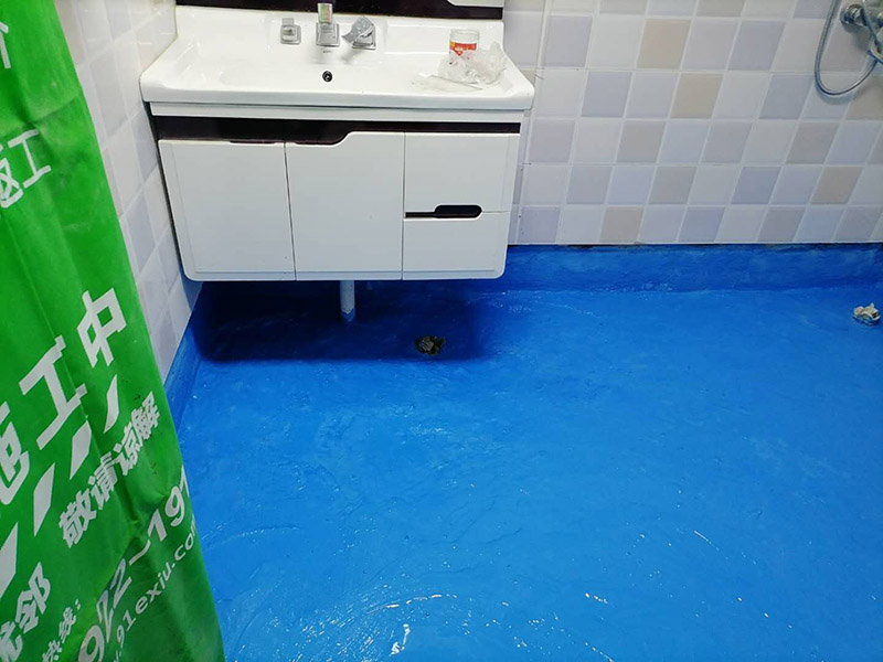衛(wèi)生間地面防水:刷第一遍防水涂料。施工前確保工地干凈，干燥，防水涂料要涂滿，無遺漏，與基層結合牢固，無裂紋，無氣泡，無脫落現(xiàn)象。涂刷高度一致，厚度要達到規(guī)定要求。刷第二遍防水涂料。待第一遍涂料干透后才能進行第二遍，具體時間視涂料而定。間隔時間太短，防水的效果會打折扣。鋪保護層。需在防水涂料表面鋪上保護層。保護層要完全覆蓋防水層，無遺漏，與基層結合牢固，無裂紋，無氣泡，無脫落現(xiàn)象。 閉水試驗。閉水試驗時，地面最高點的水不能低于2里面，保存至少24小時，觀察無滲漏現(xiàn)象后才算合格。如有滲漏，需重做，切莫疏忽大意。