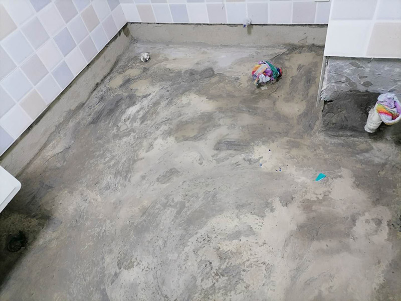 衛(wèi)生間地面防水:刷第一遍防水涂料。施工前確保工地干凈，干燥，防水涂料要涂滿，無遺漏，與基層結合牢固，無裂紋，無氣泡，無脫落現(xiàn)象。涂刷高度一致，厚度要達到規(guī)定要求。刷第二遍防水涂料。待第一遍涂料干透后才能進行第二遍，具體時間視涂料而定。間隔時間太短，防水的效果會打折扣。鋪保護層。需在防水涂料表面鋪上保護層。保護層要完全覆蓋防水層，無遺漏，與基層結合牢固，無裂紋，無氣泡，無脫落現(xiàn)象。 閉水試驗。閉水試驗時，地面最高點的水不能低于2里面，保存至少24小時，觀察無滲漏現(xiàn)象后才算合格。如有滲漏，需重做，切莫疏忽大意。