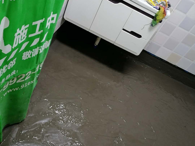 衛(wèi)生間地面防水:刷第一遍防水涂料。施工前確保工地干凈，干燥，防水涂料要涂滿，無遺漏，與基層結合牢固，無裂紋，無氣泡，無脫落現(xiàn)象。涂刷高度一致，厚度要達到規(guī)定要求。刷第二遍防水涂料。待第一遍涂料干透后才能進行第二遍，具體時間視涂料而定。間隔時間太短，防水的效果會打折扣。鋪保護層。需在防水涂料表面鋪上保護層。保護層要完全覆蓋防水層，無遺漏，與基層結合牢固，無裂紋，無氣泡，無脫落現(xiàn)象。 閉水試驗。閉水試驗時，地面最高點的水不能低于2里面，保存至少24小時，觀察無滲漏現(xiàn)象后才算合格。如有滲漏，需重做，切莫疏忽大意。