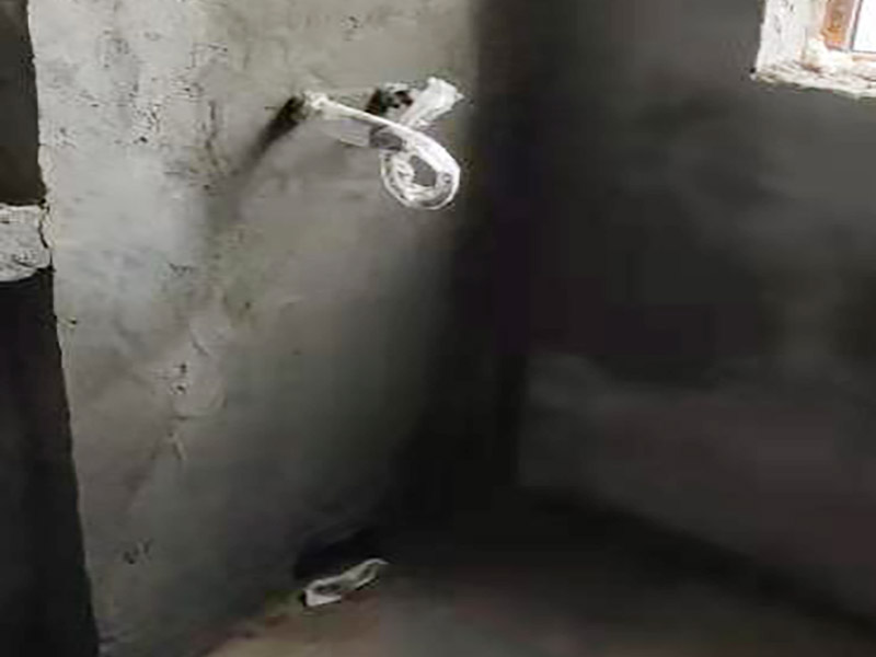 廚房抹灰防水施工：清理基層：將墊層上松散的混凝土、砂漿等清洗干凈，凸出的鼓包剔除。 刷水泥素漿：配合比為水泥∶防水油=1∶0.03(重量比)，加上適量水拌合成粥狀，鋪攤在地面上，用掃帚均勻掃一遍。 抹底層砂漿：底層用1∶3水泥砂漿，摻入水泥重3%～5%的防水粉。拌好的砂漿倒在地上，用杠尺刮平，木抹子順平，鐵抹子壓一遍。 刷水泥素漿：常溫間隔1d后刷水泥素漿一道，配合比為水泥∶防水油=1∶0.03(重量比)加適量水。 抹面層砂漿：刷水泥素漿后，接著抹面層砂漿，配合比及做法用底層。
