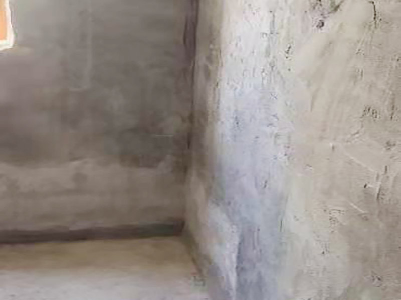 廚房抹灰防水施工：清理基層：將墊層上松散的混凝土、砂漿等清洗干凈，凸出的鼓包剔除。 刷水泥素漿：配合比為水泥∶防水油=1∶0.03(重量比)，加上適量水拌合成粥狀，鋪攤在地面上，用掃帚均勻掃一遍。 抹底層砂漿：底層用1∶3水泥砂漿，摻入水泥重3%～5%的防水粉。拌好的砂漿倒在地上，用杠尺刮平，木抹子順平，鐵抹子壓一遍。 刷水泥素漿：常溫間隔1d后刷水泥素漿一道，配合比為水泥∶防水油=1∶0.03(重量比)加適量水。 抹面層砂漿：刷水泥素漿后，接著抹面層砂漿，配合比及做法用底層。
