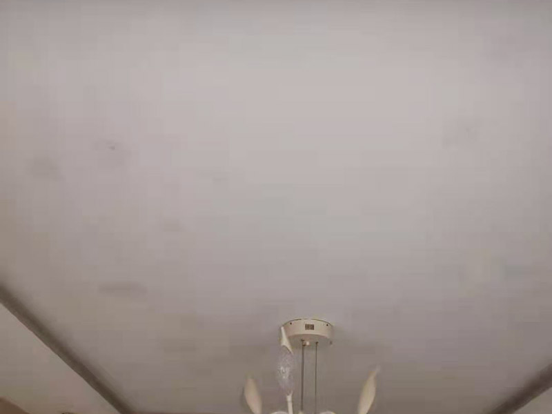 客廳天花板翻新：原有墻頂面有開發(fā)商粗略批蕩，局部肉眼就能看出凹凸不平的差距，有的施工隊為了趕工，施工方在做墻面找平時直接用膩子而沒用石膏粉，省了一道程序，結(jié)果造成膩子層太厚,而膩子只能起到讓平面變得平整光滑的作用，而不能用來找誤差較大墻面的平整，所以膩子找平比較厚的地方就會陸續(xù)的脫落。 乳膠漆施工溫度低，未能形成連續(xù)的涂膜而龜裂，遇水即會脫落;基層疏松，有油污等污物，涂膜與基層粘附不好，造成剝落;基層批刮膩子強(qiáng)度低，膩子層未干透即涂刷乳膠漆;基層過于平滑，以造成涂膜附著力不好。剝落：防范：施工前先觀察一