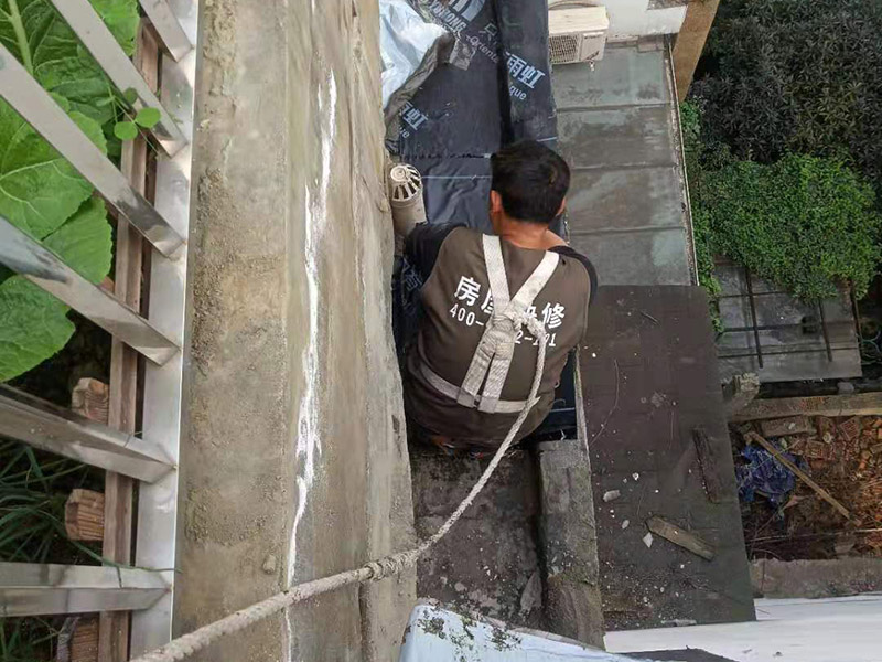 外墻露臺防水案例：陽臺做防水處理時，以免漏水造成下層住戶生活的不便，施工時要注意防水層厚度至少為5毫米，一般粉刷防水涂料2至3次即可。而在陽臺的地面與墻面的接縫處以及向上30厘米的這些地方，也需要粉刷防水涂料。另外需要注意的是，家庭陽臺裝修布置中不僅要做好防水材料涂刷工作，還要記得做出防水坡度，方便水流向排水口。