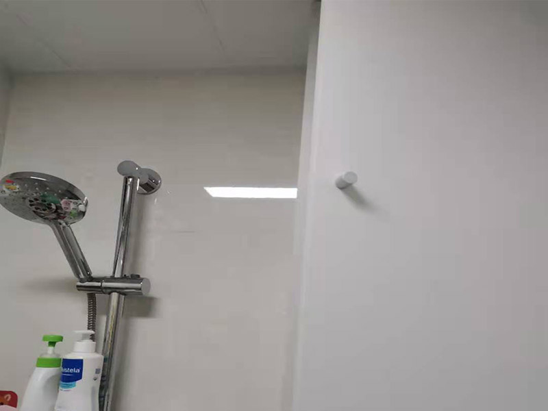 浴室柜打孔安裝：掛墻式浴室柜主柜安裝方法，但是按柜子掛鐵片的孔位、孔距，量出孔在墻面上的位置。用沖擊鉆在墻面上打孔，再用已有的爆炸螺絲把柜子安裝在墻上。還有用水平尺測量柜子是否安裝水平，再把臺面盆放在柜子上面。浴室柜一般距離地面的高度是80cm-85cm，根據(jù)使用人的身高和習(xí)慣可以略做調(diào)節(jié)。 落地式浴室柜安裝方法，還有把金屬腳裝在柜體上，然后把柜子放在預(yù)設(shè)位置，調(diào)整金屬腳使柜子平穩(wěn)，再把臺面盆放上柜子上面。 浴室鏡安裝方法，但是按鏡子后面的掛鏡片的孔位、孔距，量出孔在墻面上的位置。用沖擊鉆在墻面上打孔