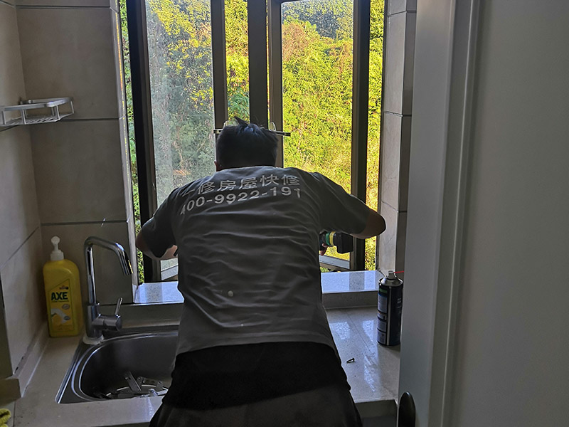 水槽安裝維修施工：第一步是安裝水龍頭。水龍頭有冷、熱之分，切勿搞錯(cuò)位置。注意兩根進(jìn)水管的位置，安裝方法及方式都大同小異，提前做好準(zhǔn)備，才不會出錯(cuò)。為了避免空隙而設(shè)置的配件。用配置好的掛片，利用螺絲夾緊調(diào)平，利用硅膠封住水槽周邊和臺面。一端接入水槽的排水口，另一端接到地下的排水口，就可以了。注意兩者之間的銜接，是否牢固，是否密封等等。進(jìn)排水是否通暢、密封是否得當(dāng)，是否滲水等等。如有滲水，立即返工。
