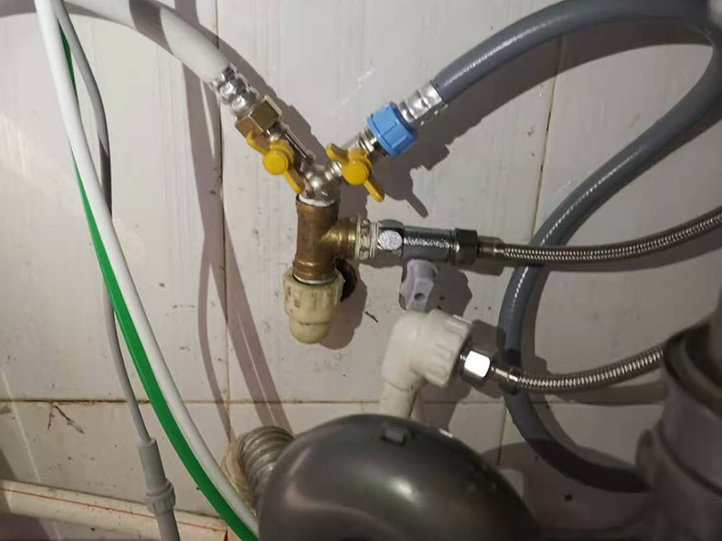 水管角閥漏水更換：首先需要檢查一下內(nèi)絲接頭是否存在開(kāi)裂的情況，如果有開(kāi)裂，需要進(jìn)行更換接頭。接頭如果沒(méi)有問(wèn)題的話，直接更換一個(gè)新角閥即可，角閥并不貴，建議要購(gòu)買銅質(zhì)角閥。 如果是螺紋接頭處漏水，可以在螺紋上加幾圈生料帶，一般就可以解決漏水問(wèn)題。 如果是開(kāi)關(guān)把手處漏水，那就是角閥的密封性出了問(wèn)題，可以試試換個(gè)新角閥，這樣的話就可以正常使用了。