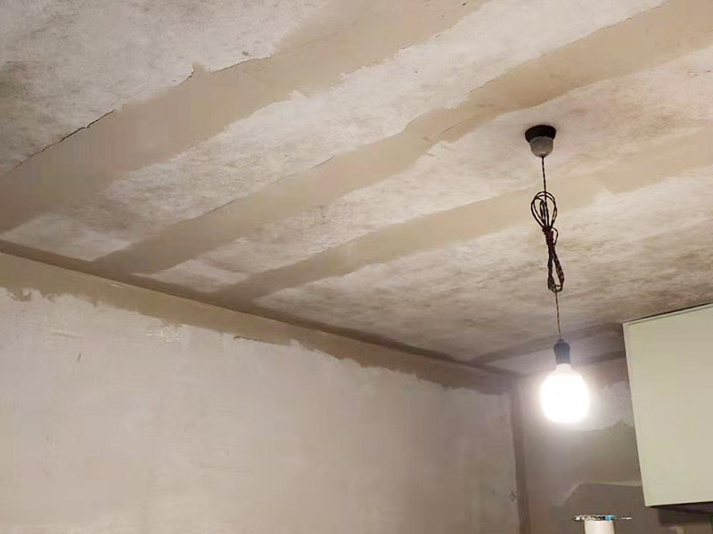 墻面翻新基層處理：墻體空鼓將嚴(yán)重影響涂層的附著力，通常采用目測、敲打、硬器劃刻、手抹等方法檢查。發(fā)現(xiàn)有空鼓現(xiàn)象，必須徹底鏟除，應(yīng)用配套膩子修補平整或用與墻體砂漿比例一致的水泥砂漿按墻體同樣施工方法進行修補填平，確保涂層吸收一致，無接痕。墻體裂縫嚴(yán)重影響涂層的裝飾美觀性能。發(fā)現(xiàn)裂縫應(yīng)用專用填補膩子填補修復(fù)，較大空心裂縫可先用砂漿修補后抹平。 涂裝施工前用鏟刀或刮刀鏟去一遍或用鋼絲刷處理清除，也可用硬毛竹掃把清除浮砂。墻體砂眼，凹坑如腳手架洞、空調(diào)洞、窗套、管道設(shè)施鋪設(shè)遺漏留缺陷，需用與墻體基面同類材質(zhì)和施工方法進行處理。這一點往往在施工中不被注意。但硅藻泥上墻后易發(fā)現(xiàn)發(fā)花不協(xié)調(diào)，嚴(yán)重影響裝飾效果。